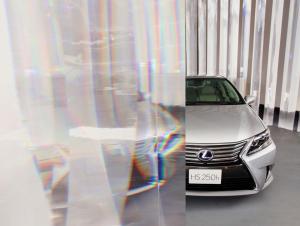 Un confronto tra il design della nuova Lexus HS ibrida e lo spazio circostante.